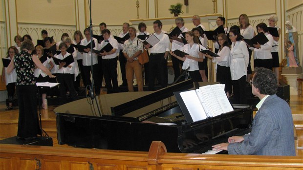 Bertrand St-Arnaud accompagne l'ensemble Via Voce, le temps d'une chanson